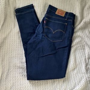 Women’s Levi skinny jeans